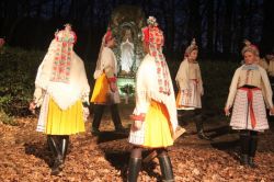 Dívky v lipovském kroji u Panny Marie (foto:rb)