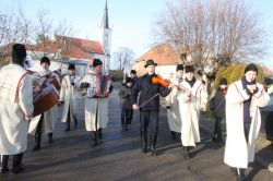 Členové Háječku při koledování (foto:rb)