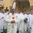 Vojtěch Radoch uprostřed mnoha dalších kněžích